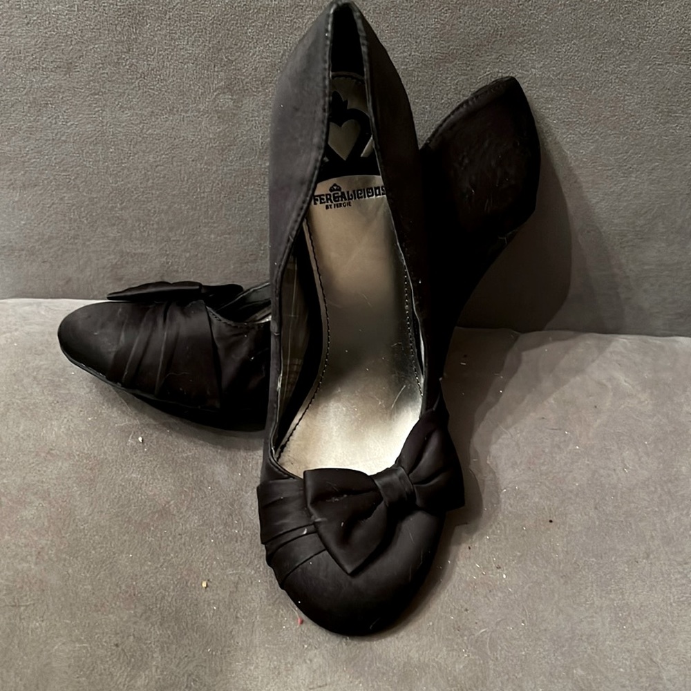 Black heels with bow by Fergie